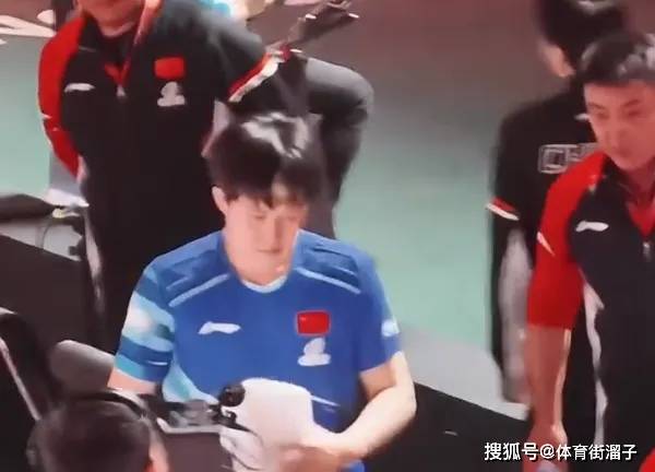 争议!王楚钦连打6局,球迷质疑王皓用人,王楚钦回应,孙颖莎太紧张