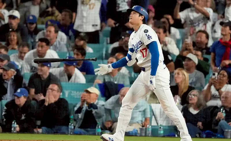 詹姆斯盛赞库里:他如同篮球界的大谷翔平